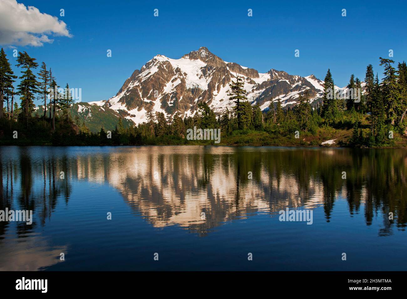 Mont Shuksan depuis Picture Lake, North Cascades National Park, Washington Banque D'Images