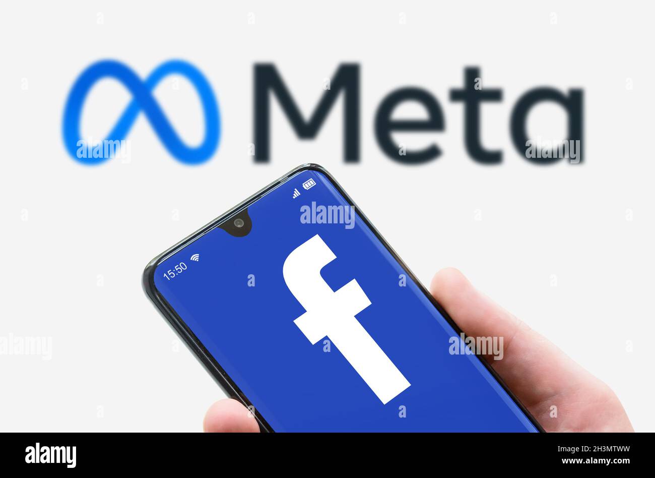 Moscou - 29 octobre 2021 : logo Facebook sur écran de téléphone mobile sur fond de méta-mot.Facebook après avoir changé de marque et changé de nom pour Meta.Facebook Banque D'Images