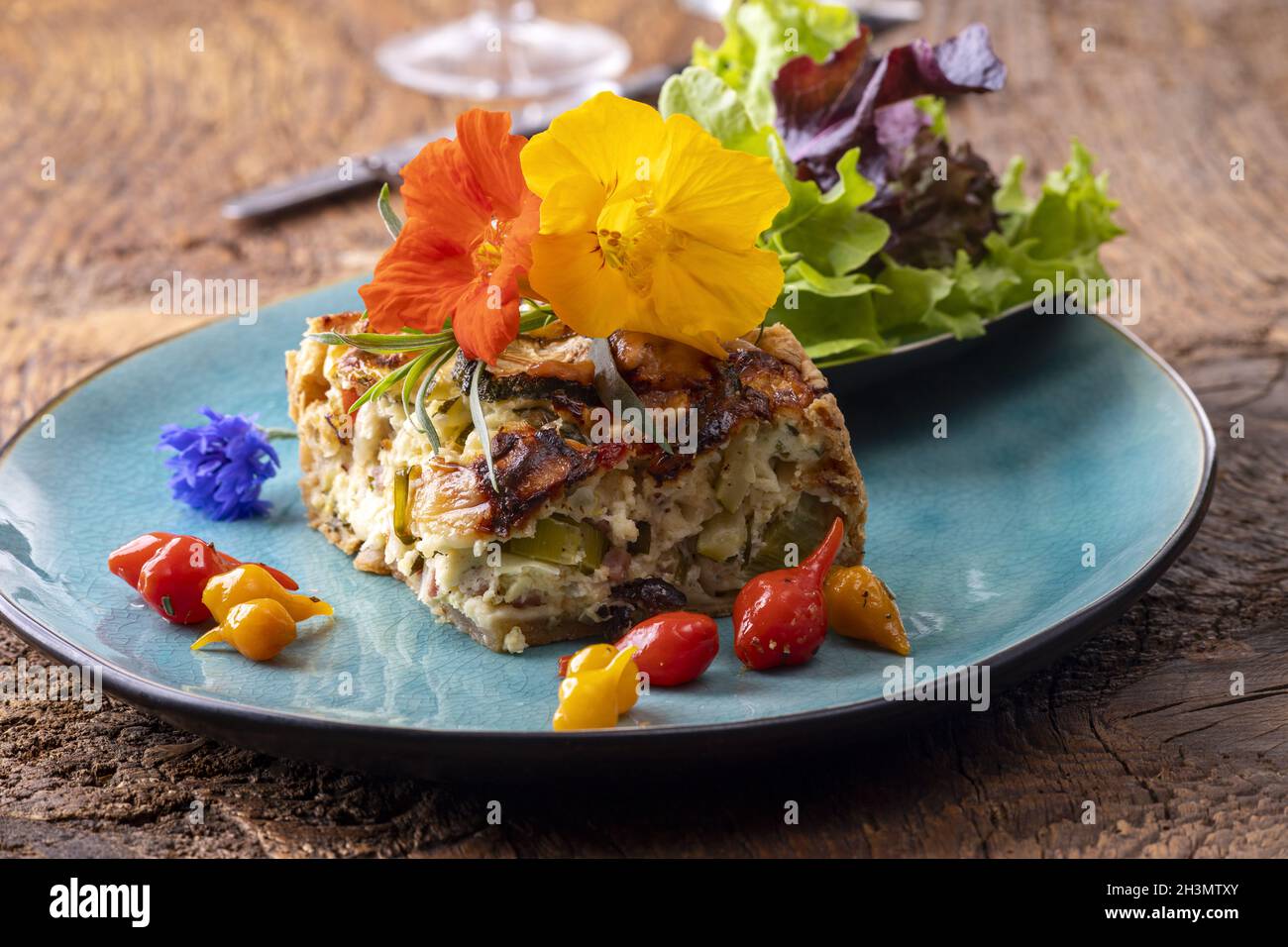Quiche française avec salade Banque D'Images
