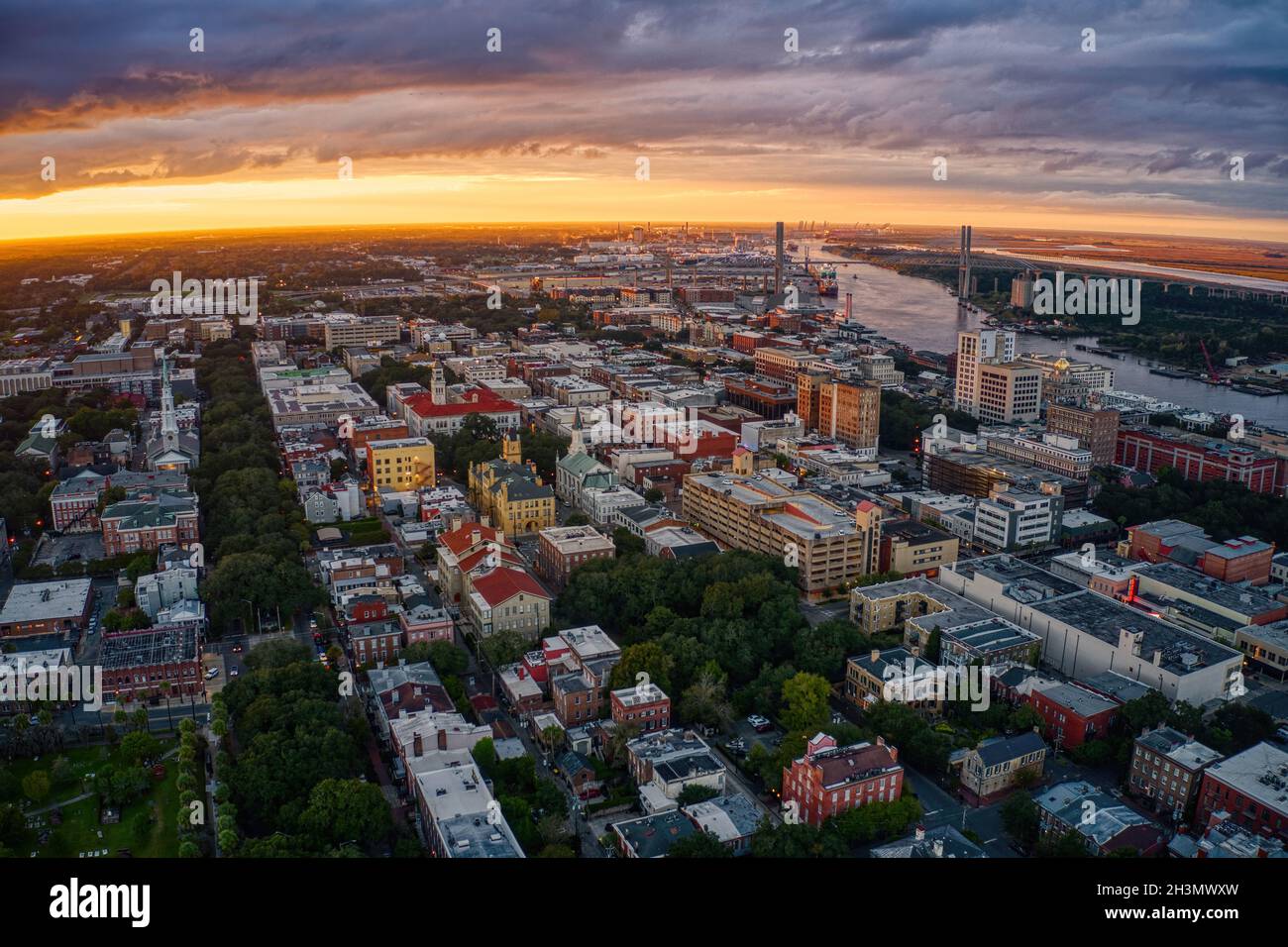Vue aérienne des bâtiments denses du centre-ville de Savannah, Géorgie au coucher du soleil Banque D'Images