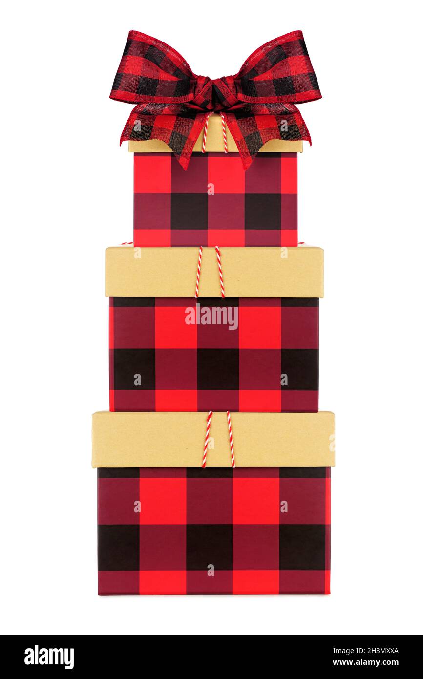 Pile de boîtes-cadeaux de Noël à motif écossais rouge et noir avec couvercle et noeud.Vue latérale isolée sur un arrière-plan blanc. Banque D'Images
