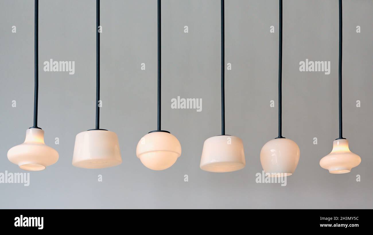 Lampe décorative blanche suspendue au plafond.Fixation de la lampe.Décoration intérieure minimaliste.Chambre et salon élégants.Mur blanc dans un designer Banque D'Images