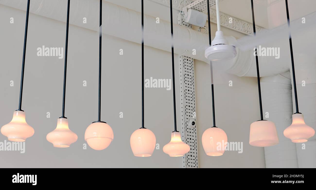 Lampe décorative blanche suspendue au plafond.Fixation de la lampe.Décoration intérieure minimaliste.Chambre et salon élégants.Mur blanc dans un designer Banque D'Images