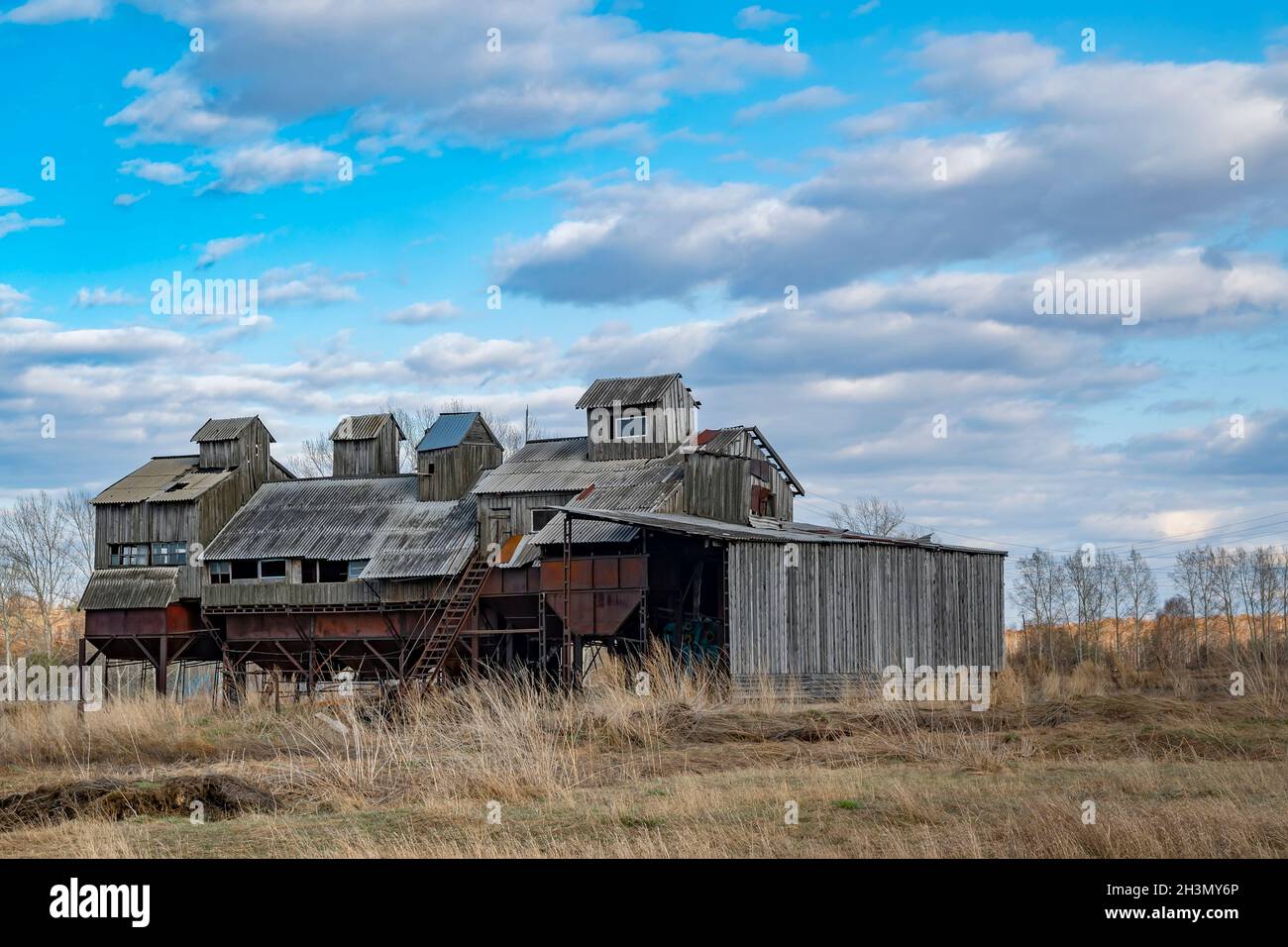 construction d'un ancien ascenseur en bois, d'un séchoir et d'un stockage pour les cultures céréalières en agriculture Banque D'Images