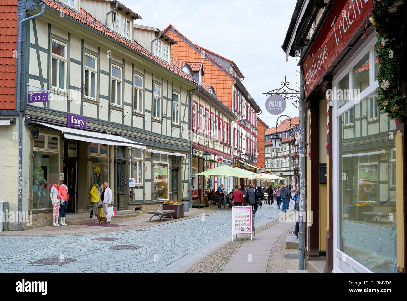 Rue commerçante avec des touristes dans la vieille ville historique de Wernigerode dans les montagnes du Harz Banque D'Images