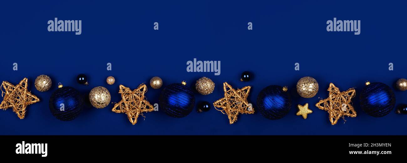 Bannière de Noël avec ornements bleu foncé et or.Vue de dessus sur fond bleu minuit. Banque D'Images