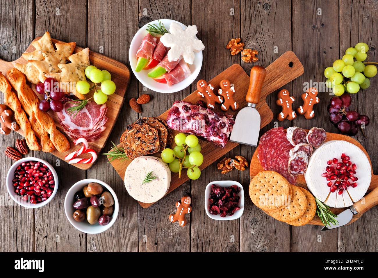 Thème de Noël charcuterie table scène sur un fond de bois sombre.Variété de fromages et hors-d'œuvre de viande.Vue de dessus. Banque D'Images Thème de Noël charcuterie table scène sur un fond de bois sombre.Variété de fromages et hors-d'œuvre de viande.Vue de dessus. Banque D'Images