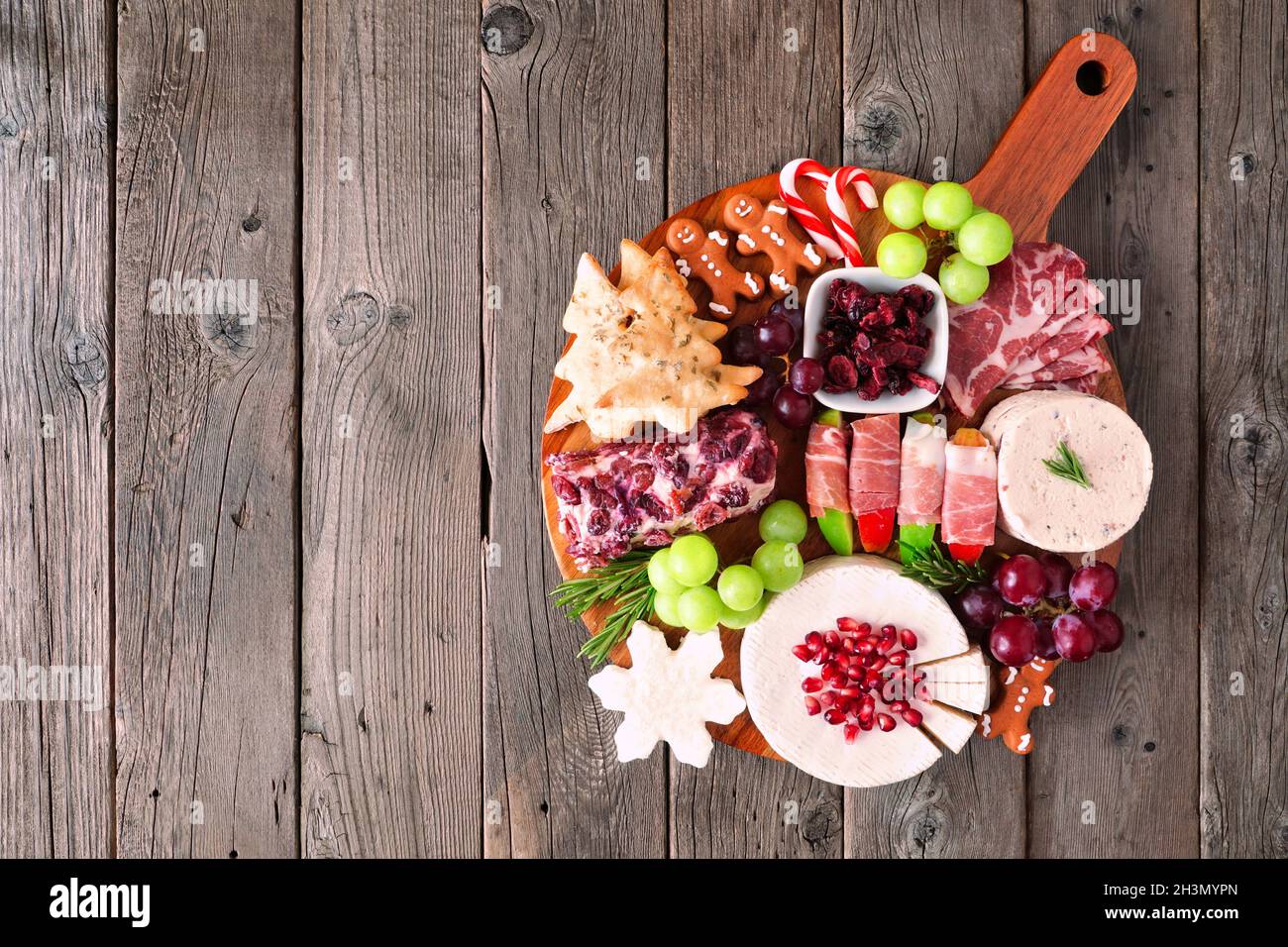 Tableau de charcuterie à thème de Noël.Vue en hauteur sur fond de bois sombre.Hors-d'œuvre de fromage et de viande mélangés. Banque D'Images Tableau de charcuterie à thème de Noël.Vue en hauteur sur fond de bois sombre.Hors-d'œuvre de fromage et de viande mélangés. Banque D'Images