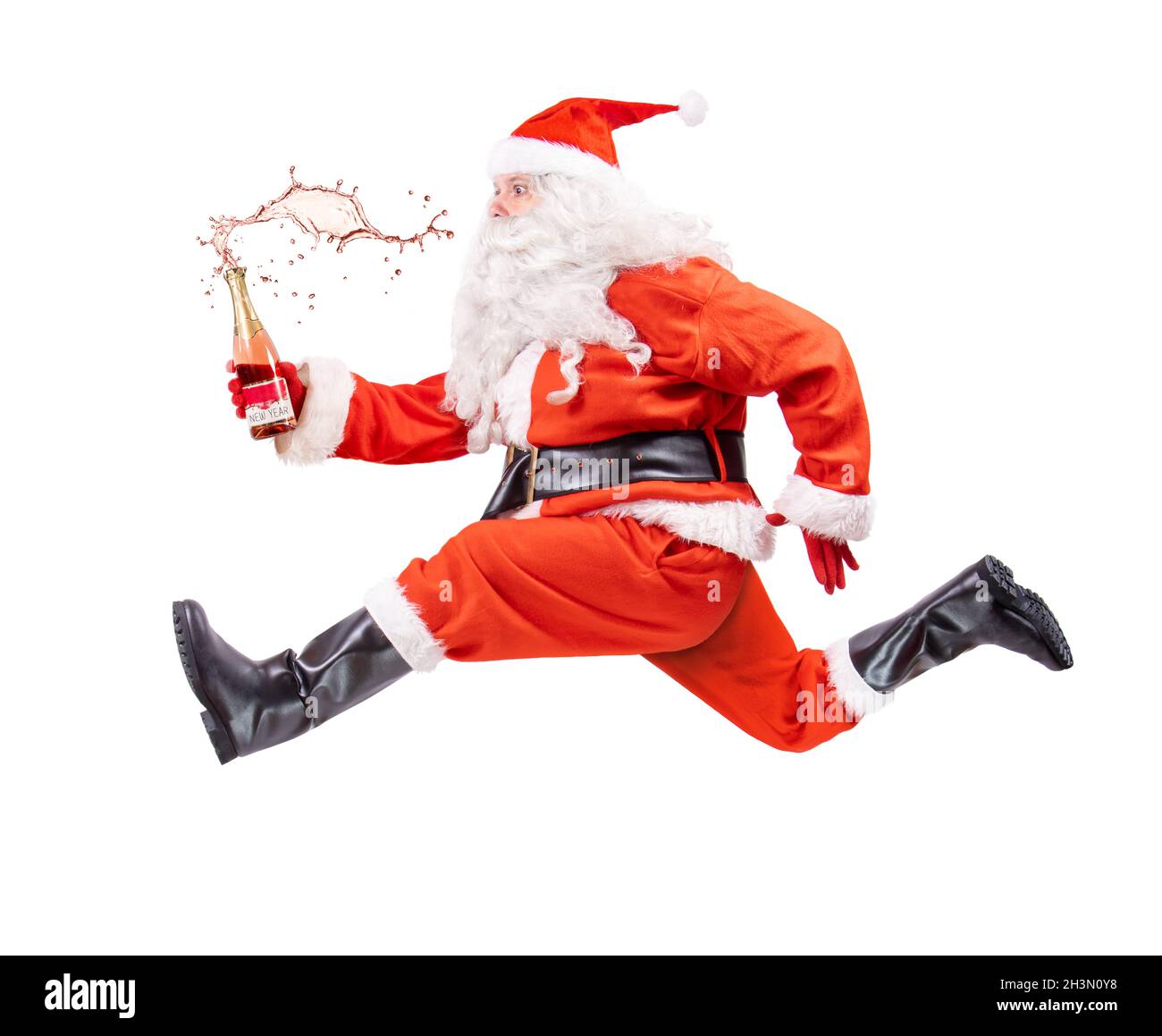Le Père Noël court avec la boisson, isolé sur fond blanc Banque D'Images