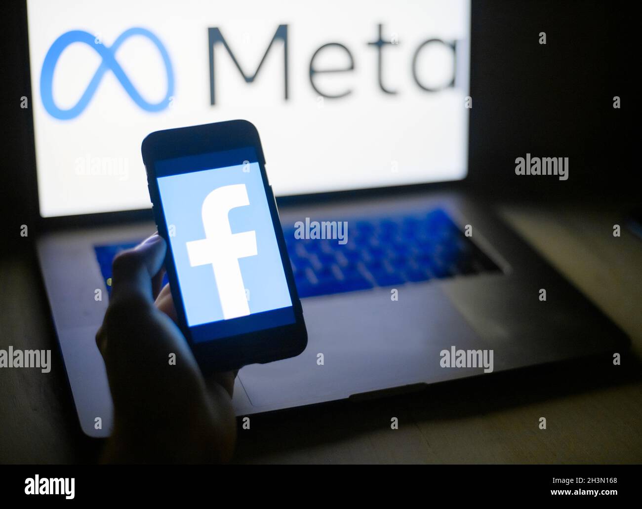 Logo de l'ancienne société Facebook sur un téléphone mobile sur le fond du nouveau LOGO META sur un ordinateur portable.Nijni Novgorod, Russie - octobre 29.2021. Banque D'Images