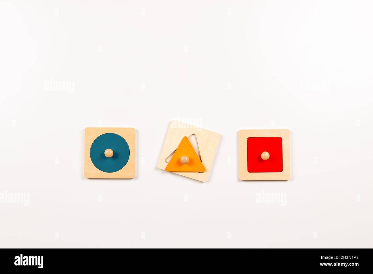 En bois coloré Montessori matériel sensoriel apprentissage jouets éducatifs sur fond blanc. Jouets de table de tri de forme géométrique pour bébés enfants. Haut Banque D'Images