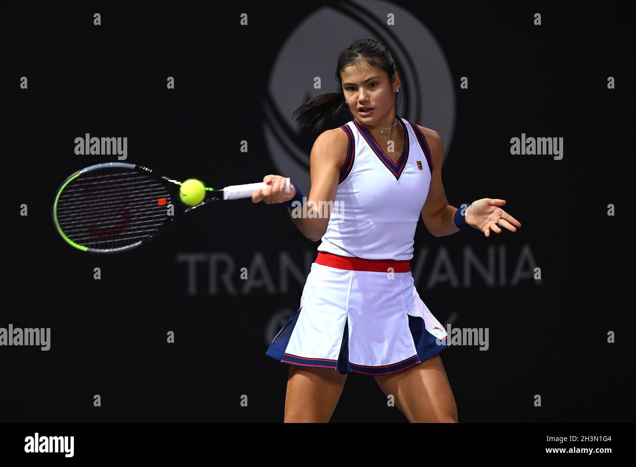Emma Raducanu (GBR) en action dans son quart de match final contre Marta Kostyuk (UKR) pendant le septième jour de l'Open de Transylvanie à la BT Arena, Cluj, Roumanie.Date de la photo: Vendredi 29 octobre 2021. Banque D'Images