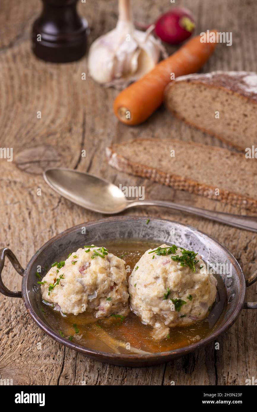 Boulettes au bacon bavarois dans un bouillon Banque D'Images
