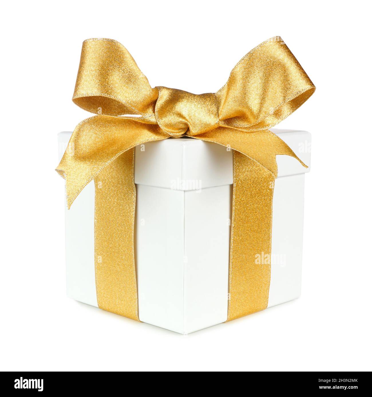 Boîte cadeau blanche enveloppée d'un ruban doré brillant et d'un noeud isolé sur un fond blanc Banque D'Images