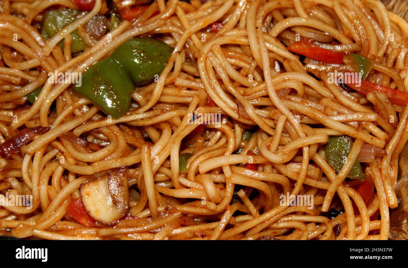 gros plan des nouilles hakka avec quelques légumes sains, il a l'air si savoureux et délicieux Banque D'Images