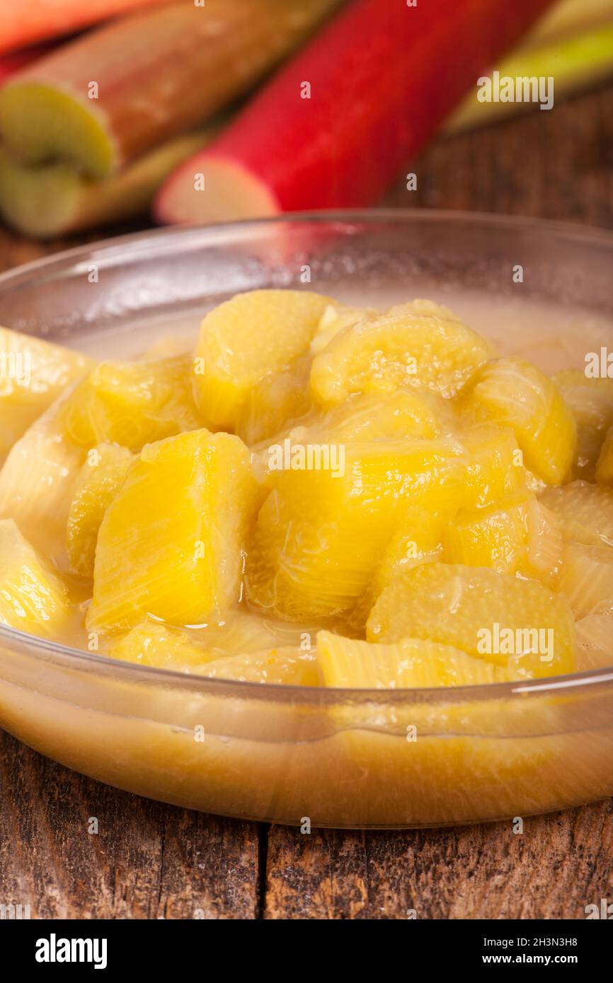 Rhubarbe cuite sur bois Banque D'Images