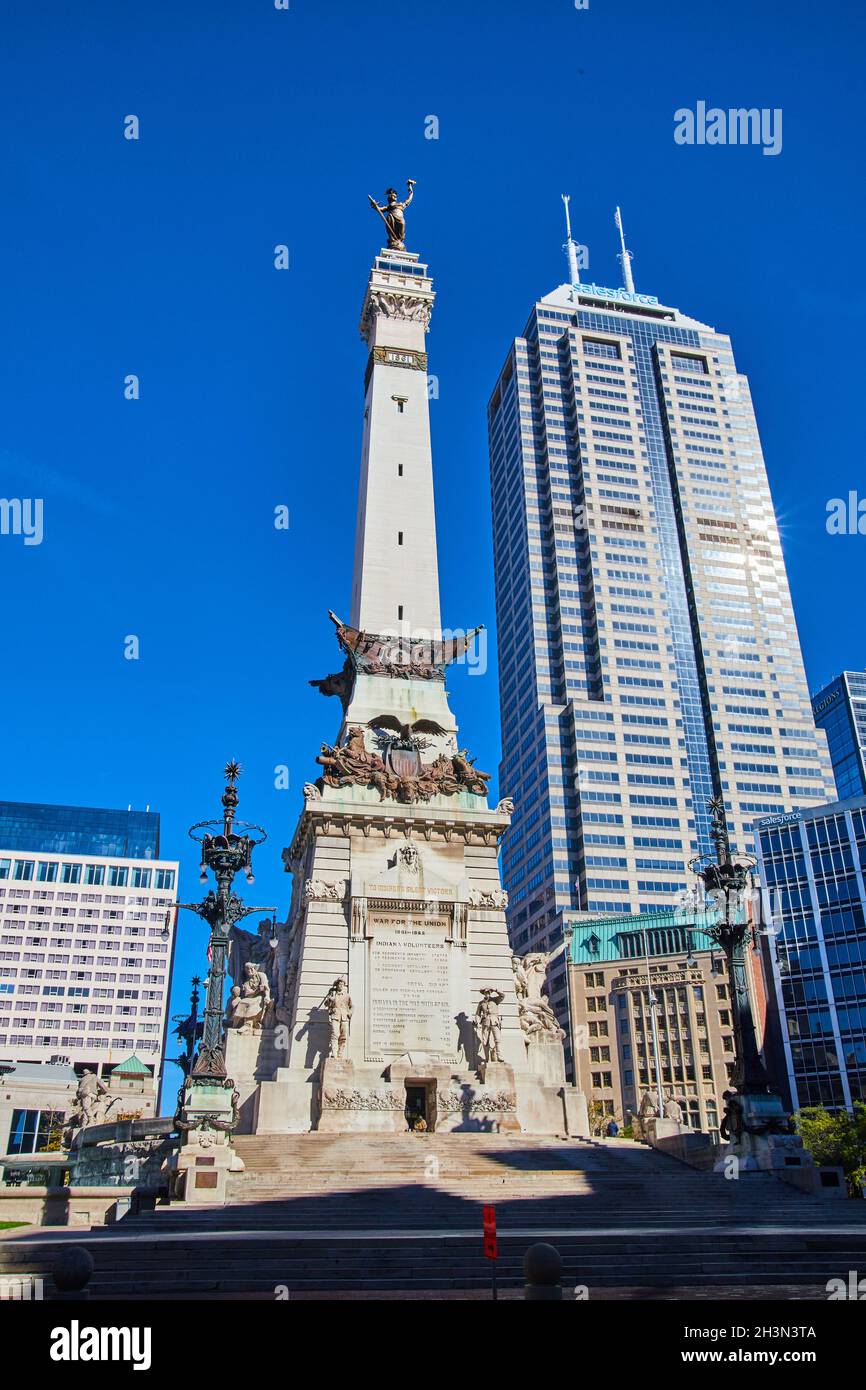 Vue sur le grand monument des soldats et des marins dans le centre-ville d'Indianapolis, Indiana Banque D'Images