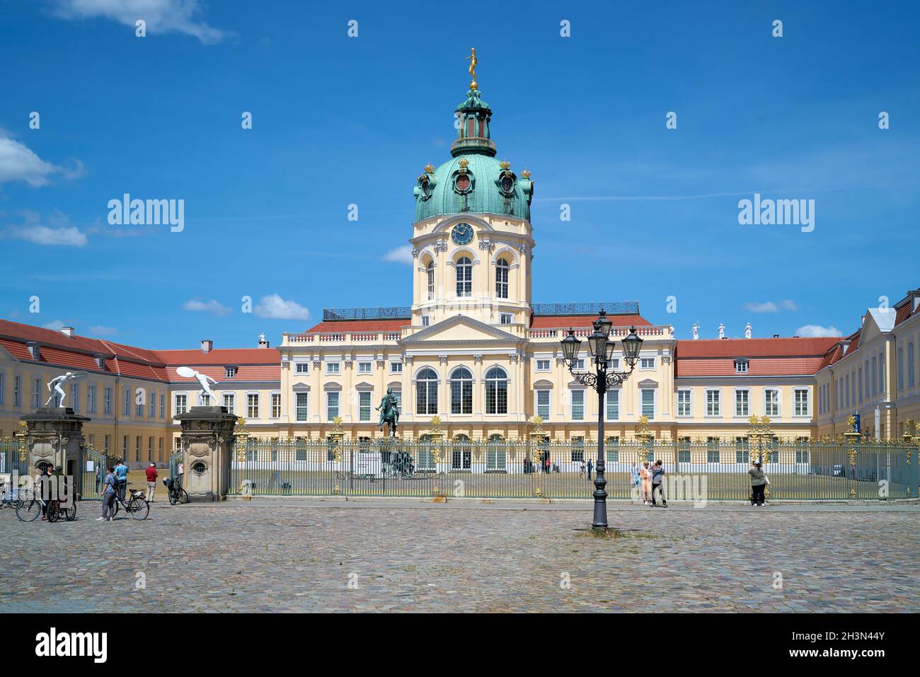 Touristes en face du palais historique de Charlottenburg à Berlin Banque D'Images