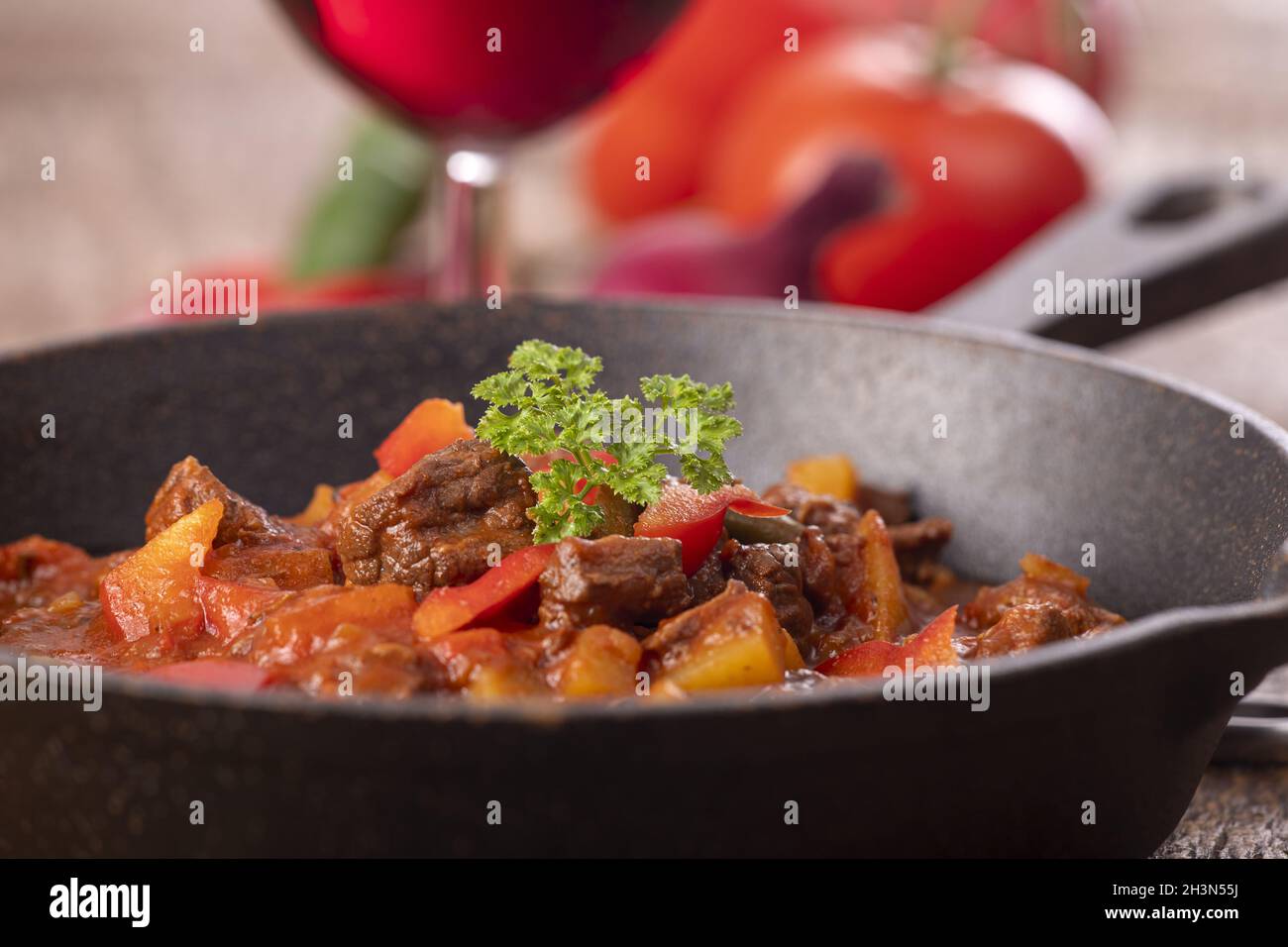 Goulash hongrois avec viande et pommes de terre Banque D'Images