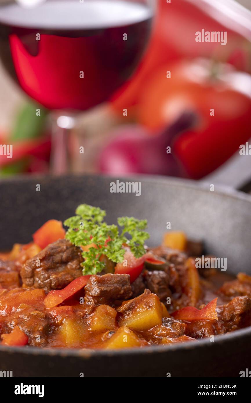 Goulash hongrois avec viande et pommes de terre Banque D'Images