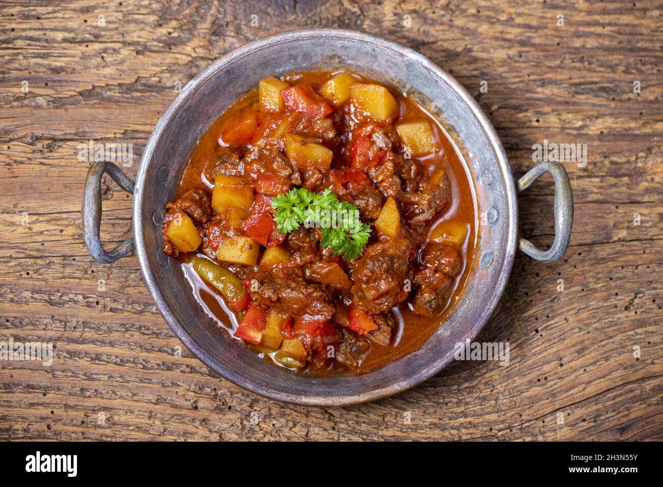Goulash hongrois avec viande et pommes de terre Banque D'Images