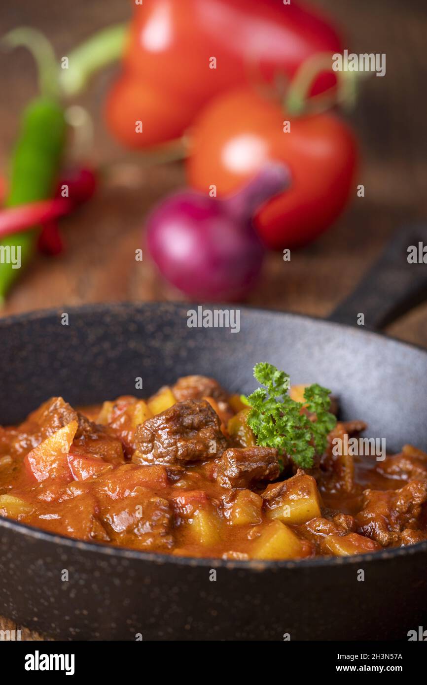 Goulash hongrois avec viande et pommes de terre Banque D'Images