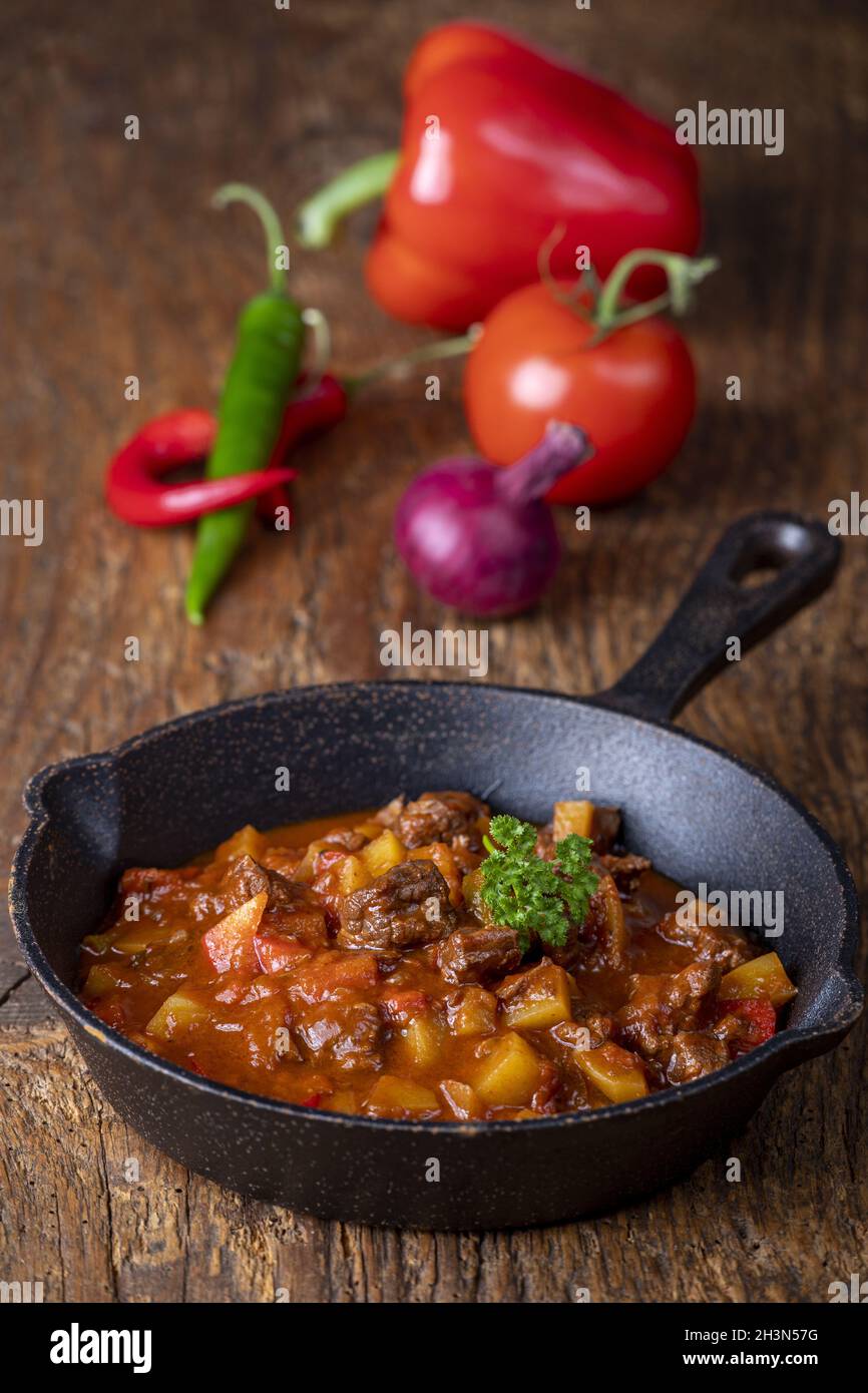 Goulash hongrois avec viande et pommes de terre Banque D'Images