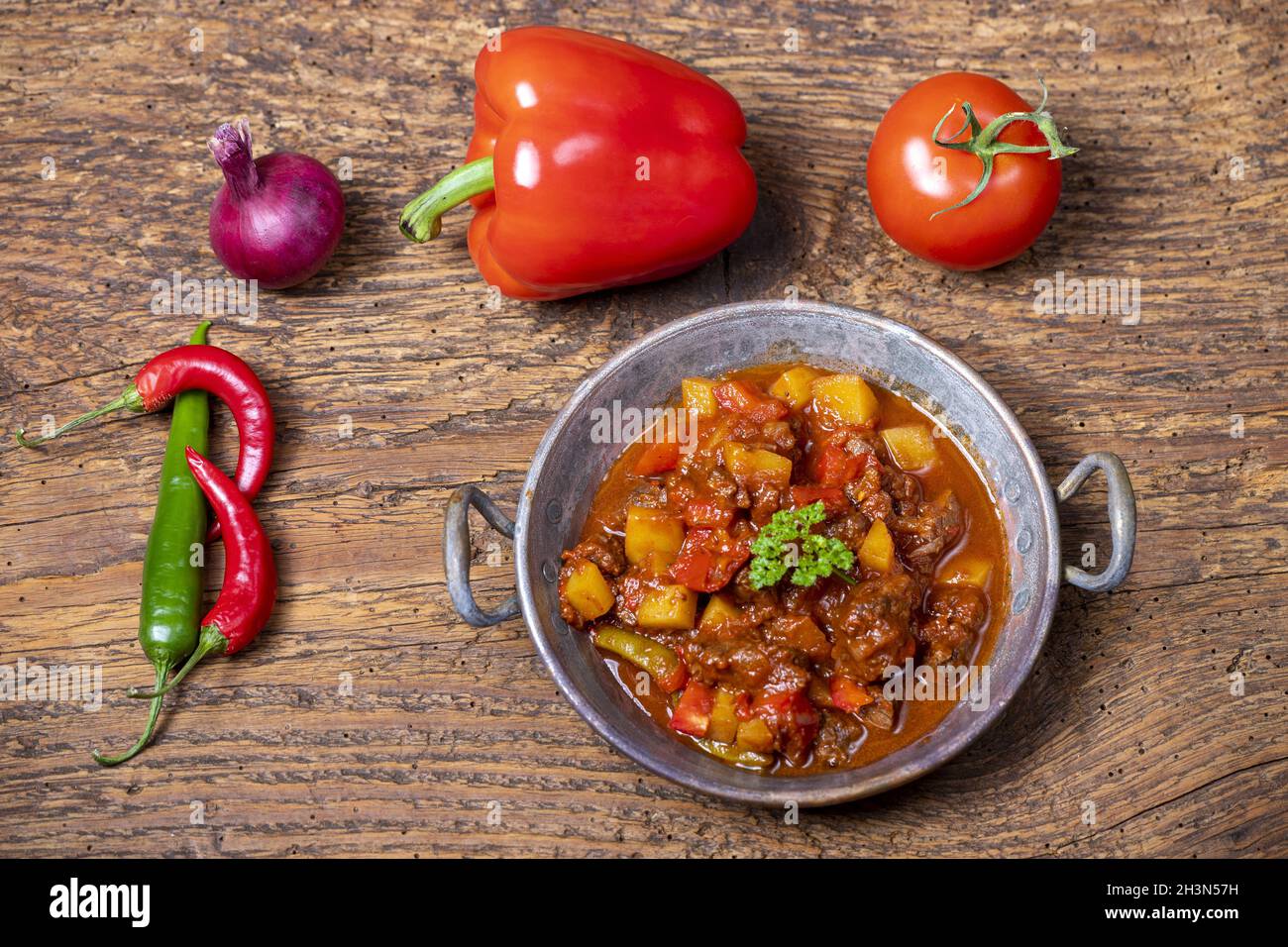 Goulash hongrois avec viande et pommes de terre Banque D'Images