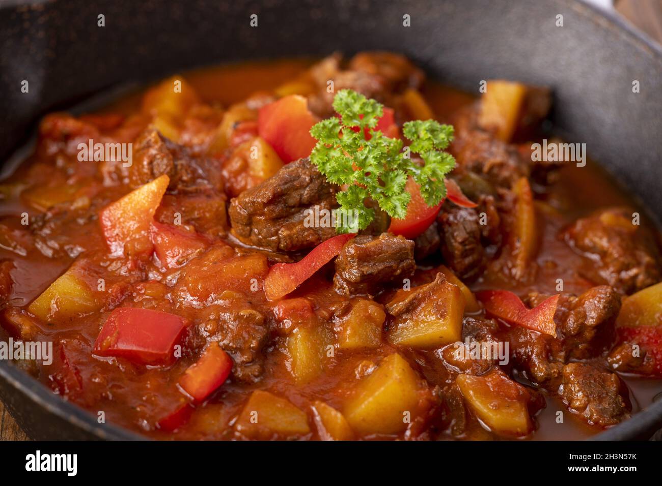 Goulash hongrois avec viande et pommes de terre Banque D'Images