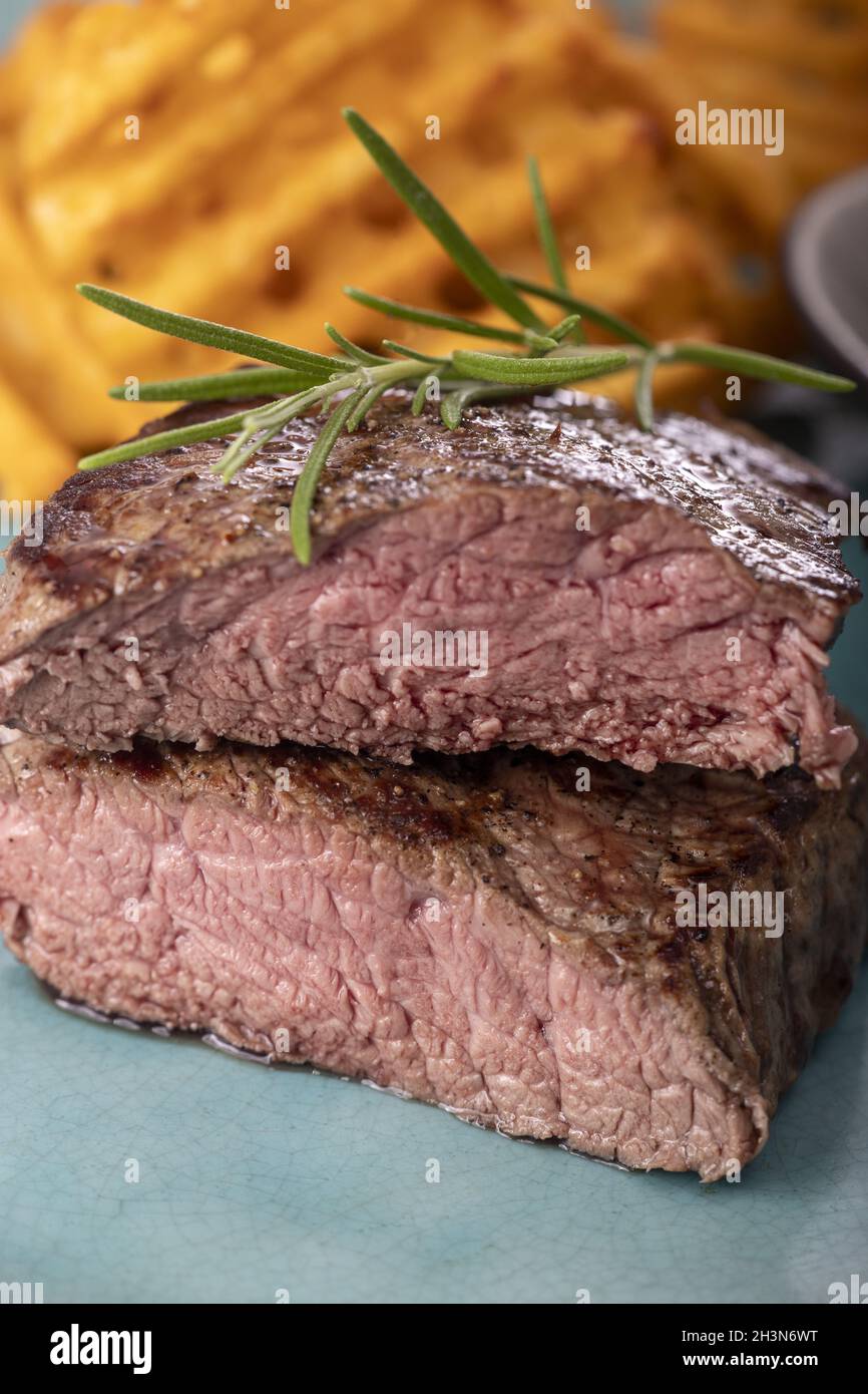 Steak grillé avec grilles de pommes de terre fraîches Banque D'Images