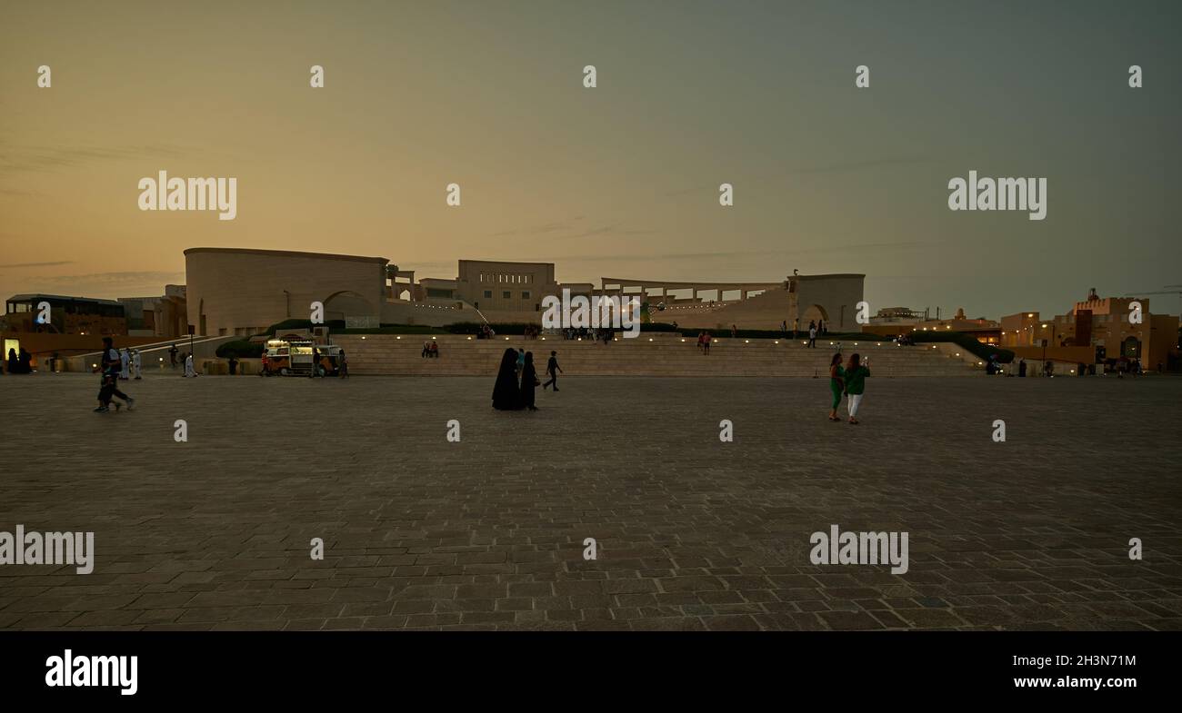 L'amphithéâtre dans le village culturel de Katara, Doha Qatar vue panoramique au coucher du soleil avec des personnes marchant et des nuages dans le ciel dans le fond Banque D'Images