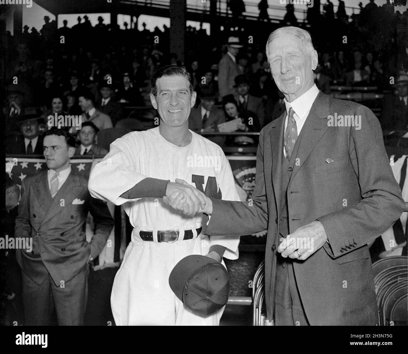 Stanley Raymond 'Bucky' Harris, Washington Senators et Connie Mack, Philadelphia Athletics se secouent avant leur match le jour d'ouverture 1938. Banque D'Images