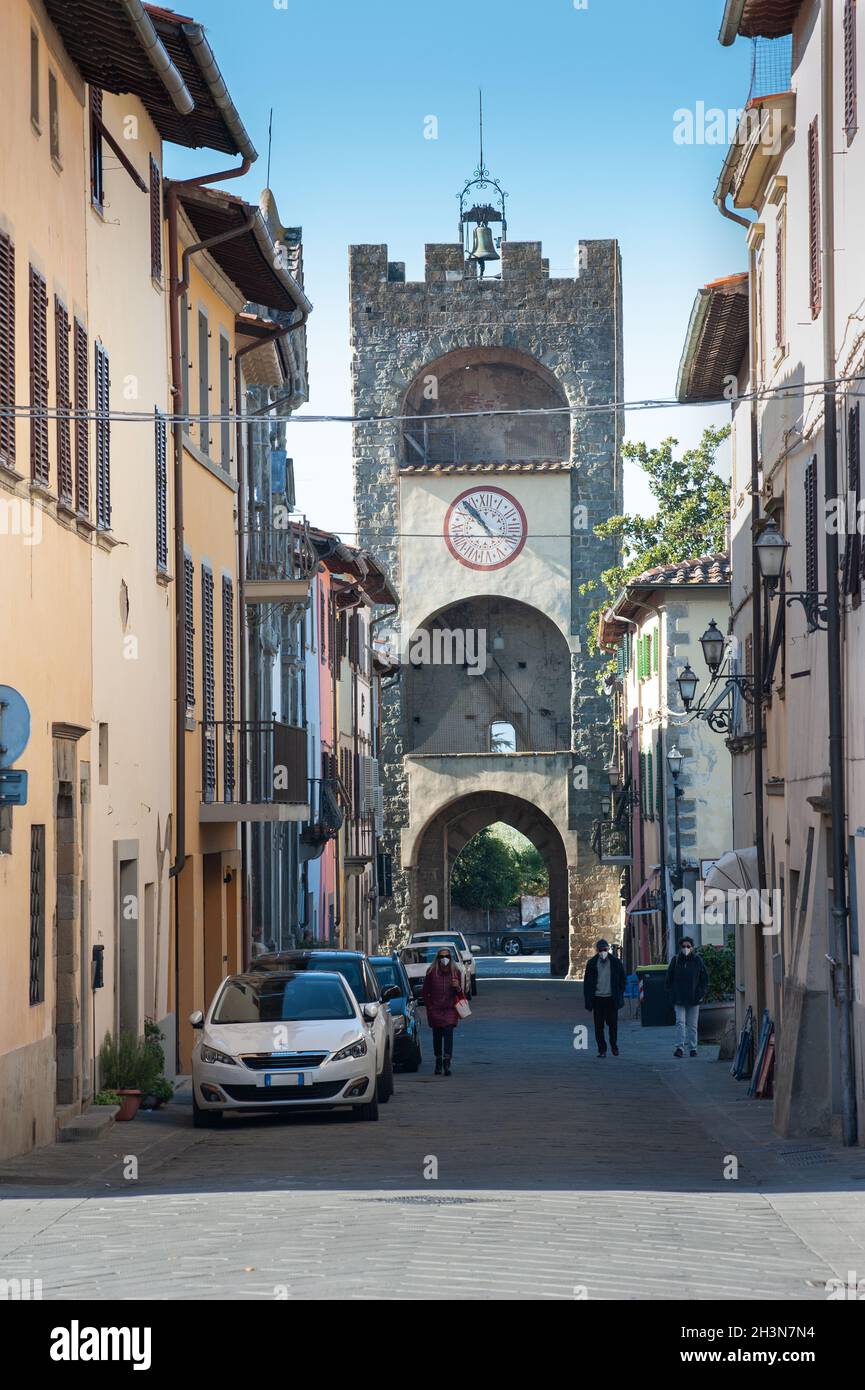 Castelfranco Piandiscò, Arezzo (Italie) - 2021, octobre 17 : la tour Arnolfo di Cambio est l'entrée principale du village. Banque D'Images