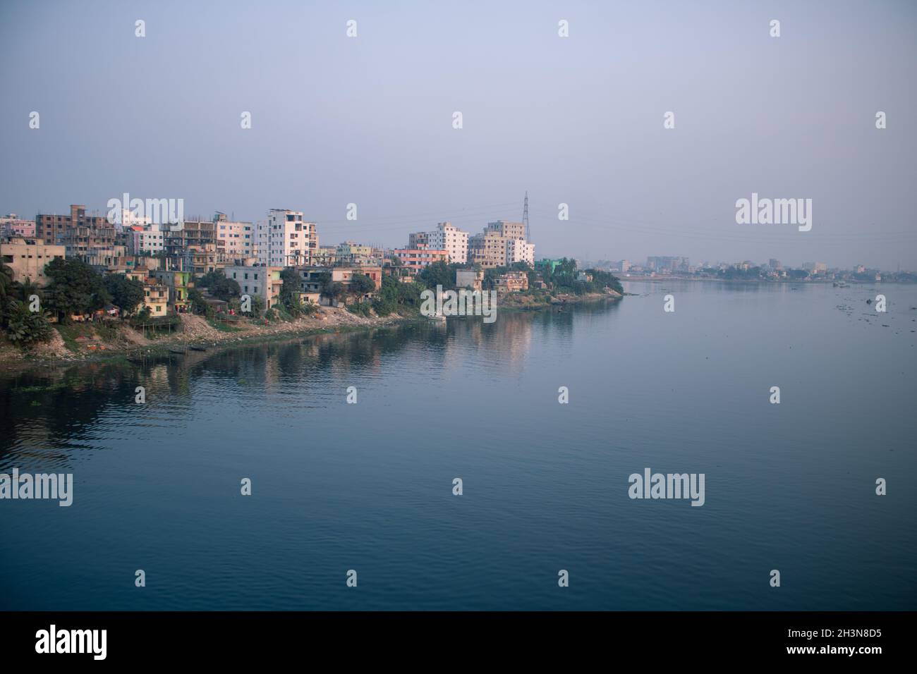 Photo d'un côté de la ville de Dhaka sur les rives du fleuve Buriganga.le fleuve Buriganga a amélioré la beauté de la capitale Dhaka. Banque D'Images