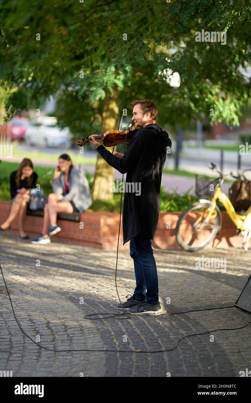 Musicien de rue avec violon sur la promenade de la plage de Swinoujscie En Pologne Banque D'Images