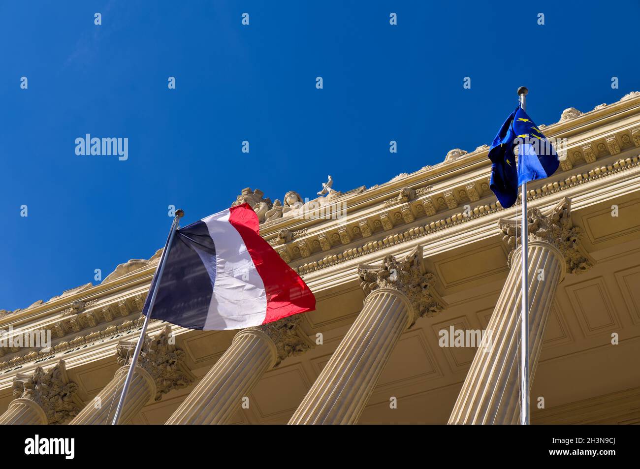 Drapeau de l'Union européenne et de la France avec bâtiment néoclassique en arrière-plan Banque D'Images