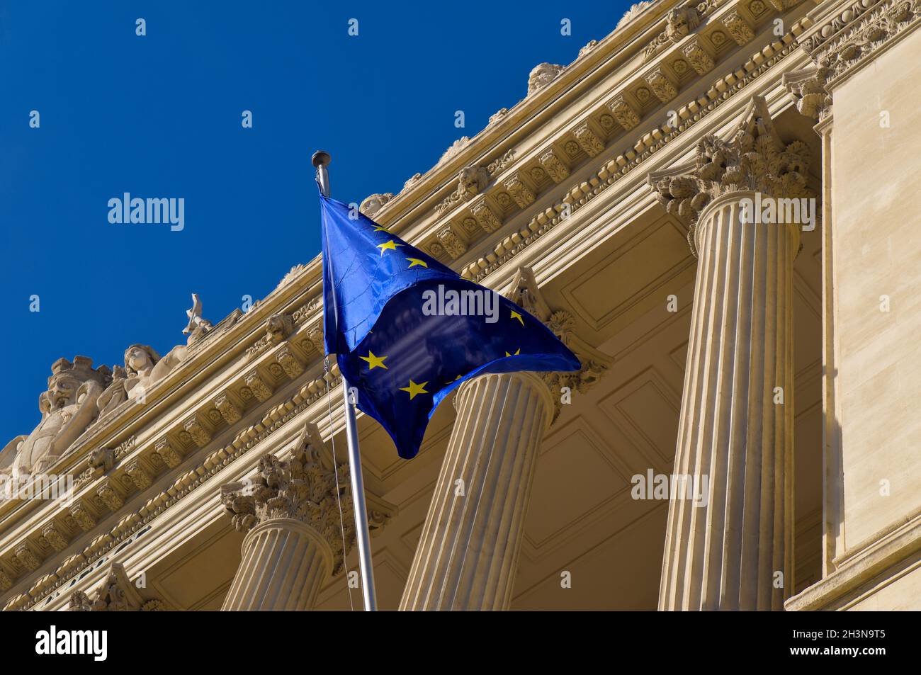 Drapeau de l'Union européenne et de la France avec bâtiment néoclassique en arrière-plan Banque D'Images