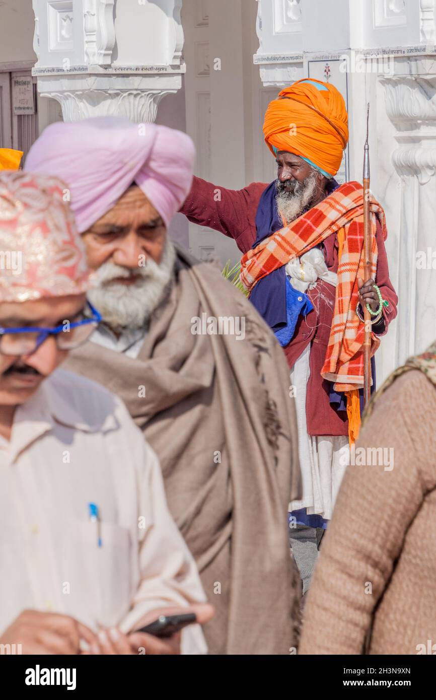 AMRITSAR, INDE - 26 JANVIER 2017: Guerrier sikh avec une lance sur une garde dans le Temple d'Or Harmandir Sahib à Amritsar, Punjab, Inde Banque D'Images