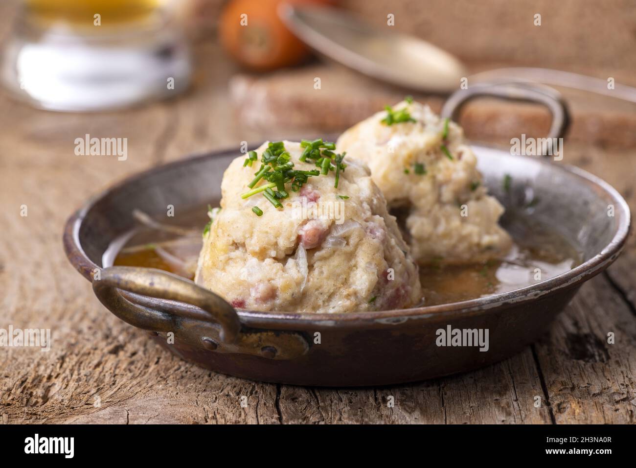 Boulettes au bacon bavarois dans un bouillon Banque D'Images