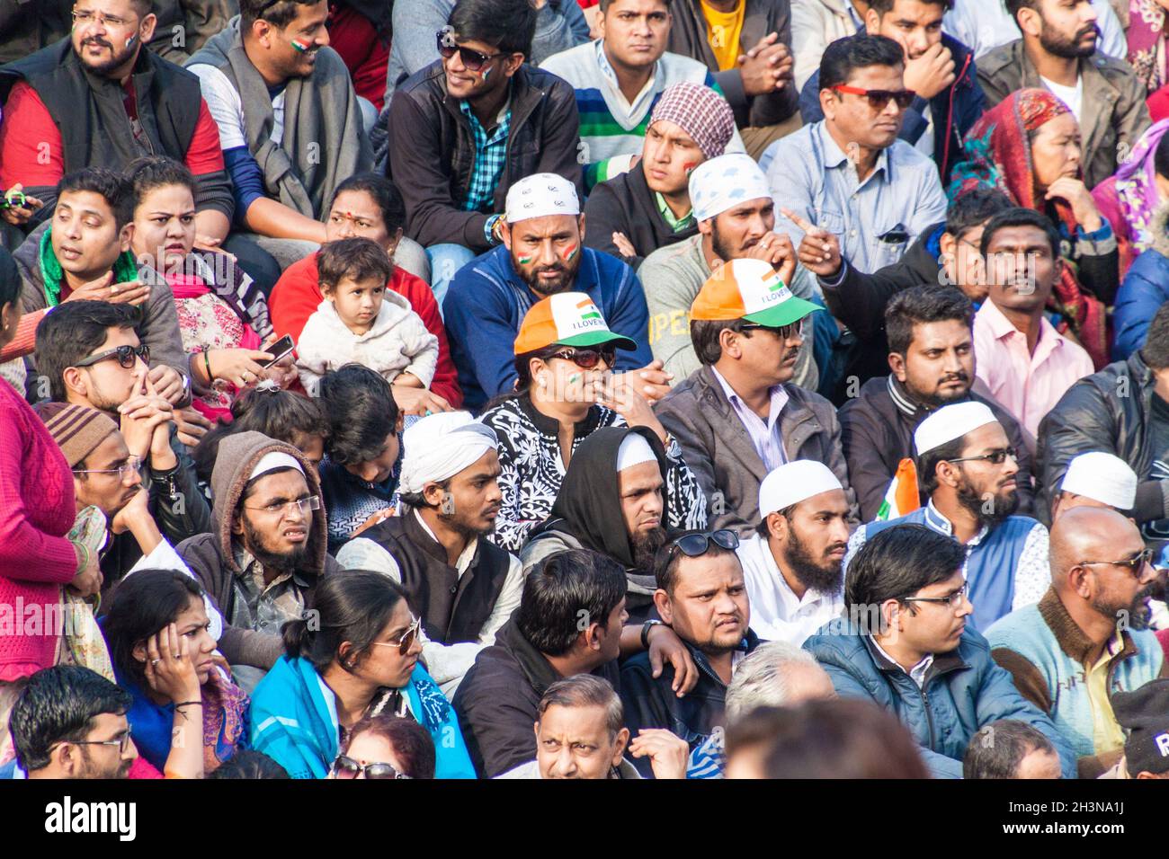 WAGAH, INDE - 26 JANVIER 2017 : des spectateurs assistent à la cérémonie militaire à la frontière entre l'Inde et le Pakistan, à Wagah, au Punjab, en Inde. Banque D'Images