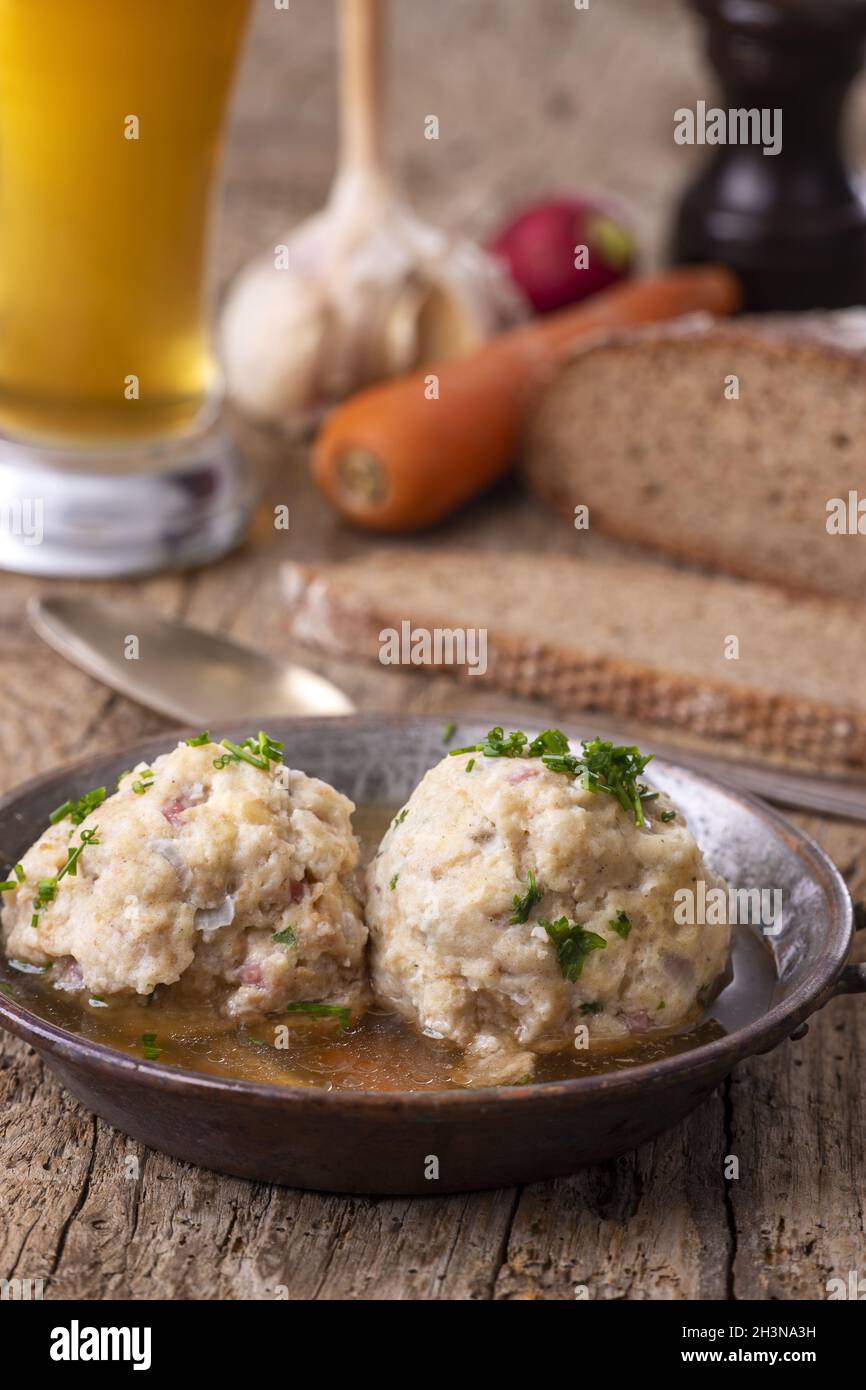 Boulettes au bacon bavarois dans un bouillon Banque D'Images