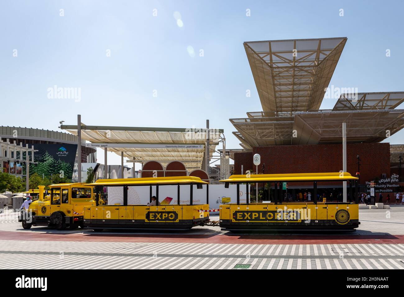 Dubaï, Émirats arabes Unis, 27.10.2021.Expo 2020 Dubai - Expo Explorer air comprimé jaune train stationné devant la Mission possible - le Pavillon des opportunités. Banque D'Images