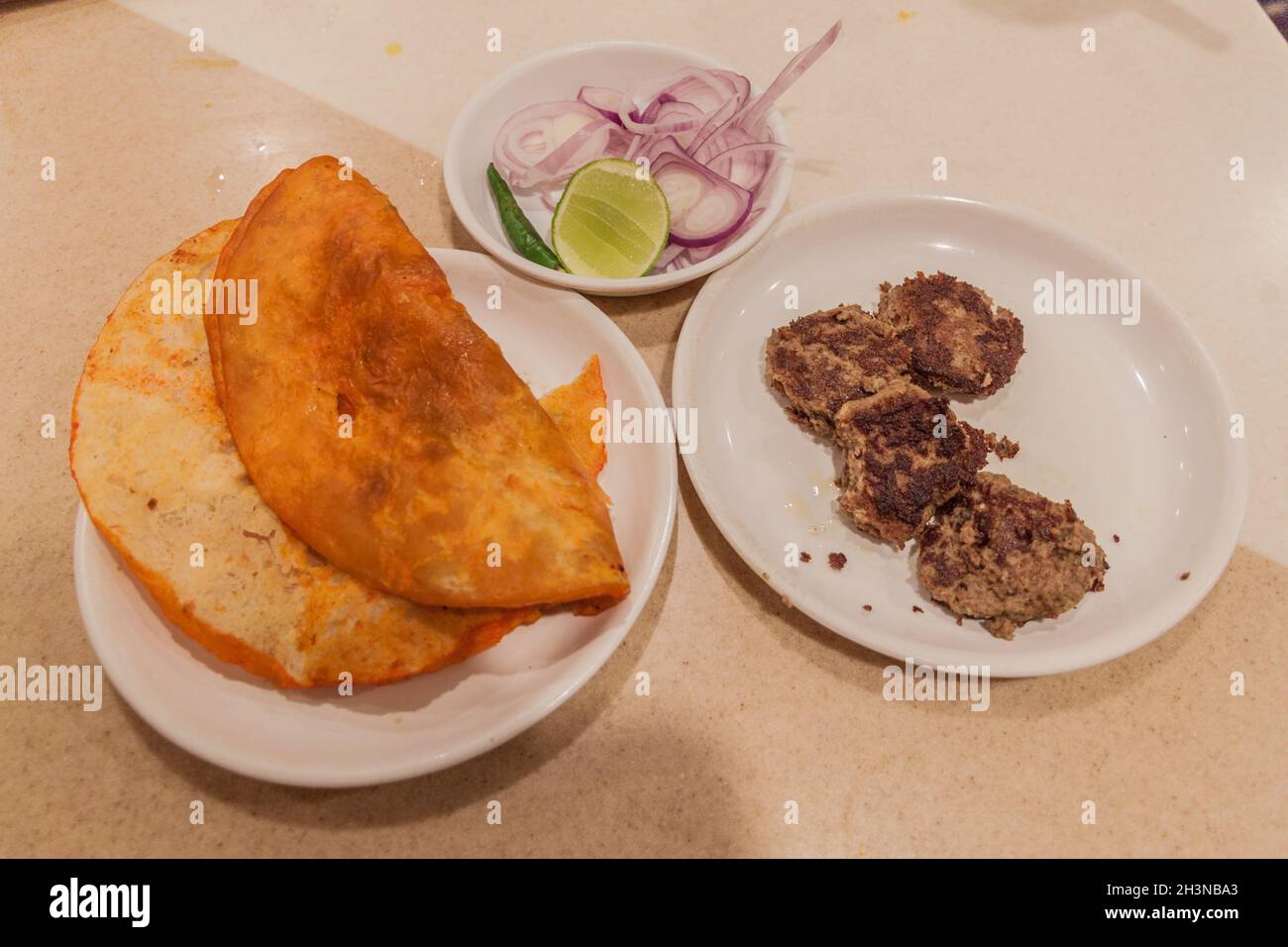 Mutton kebab avec paratha, spécialité de Lucknow, État de l'Uttar Pradesh, Inde Banque D'Images