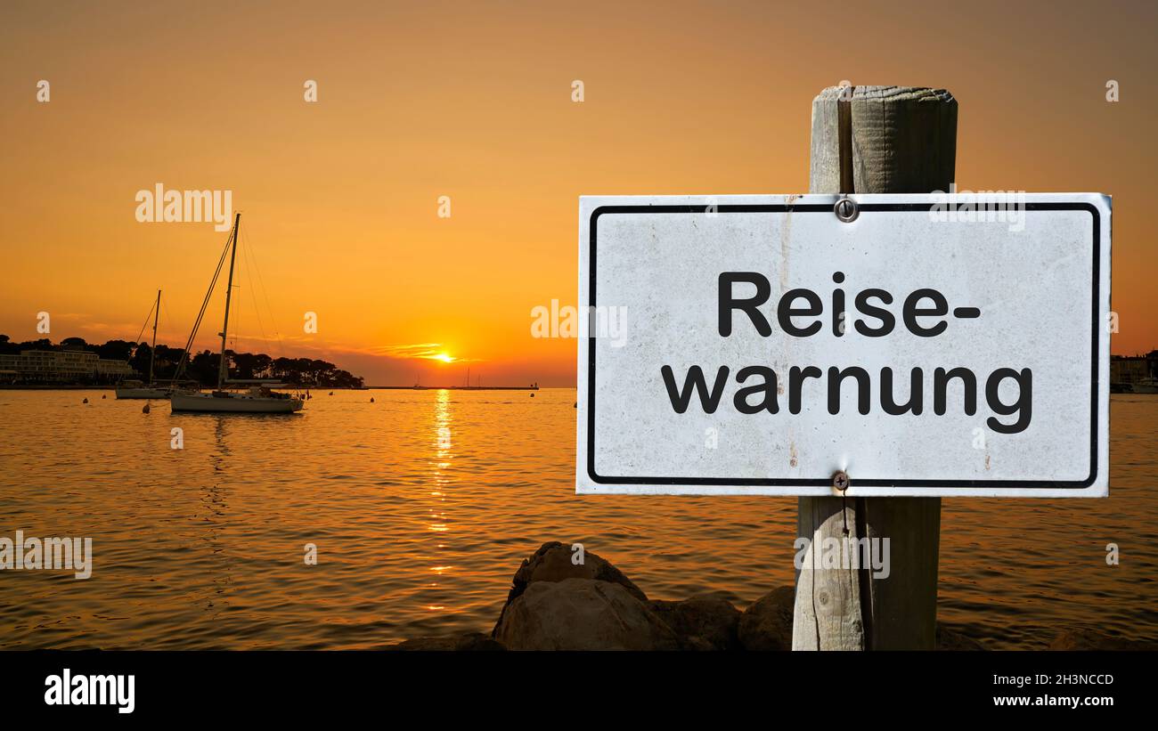 Panneau avec l'inscription Travel warning (Reisewarnung) dans un centre de vacances Banque D'Images