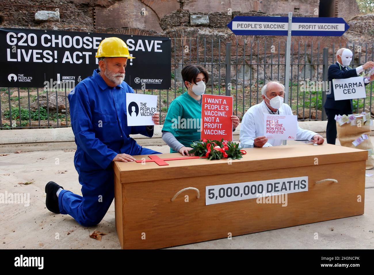 Rome, Italie.29 octobre 2021.La People's Vaccine Alliance se produit à Rome, en Italie, le 29 octobre 2021.PVA, une coalition de plus de 75 organisations dont Oxfam, Amnesty International, l’Alliance africaine, l’ONUSIDA et Global Justice Now, appelle les dirigeants du G20 à débloquer les pénuries mondiales d’approvisionnement en renonçant à la propriété intellectuelle et en partageant la technologie des vaccins, diagnostics et traitements COVID-19.(Photo d'Elisa Gestri/Sipa USA) crédit: SIPA USA/Alay Live News Banque D'Images