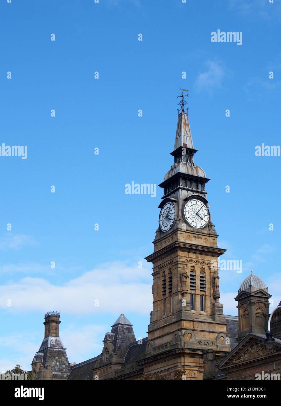 La tour de l'horloge du bâtiment historique victorien atkinson à southport merseyside, dans un ciel bleu d'été Banque D'Images