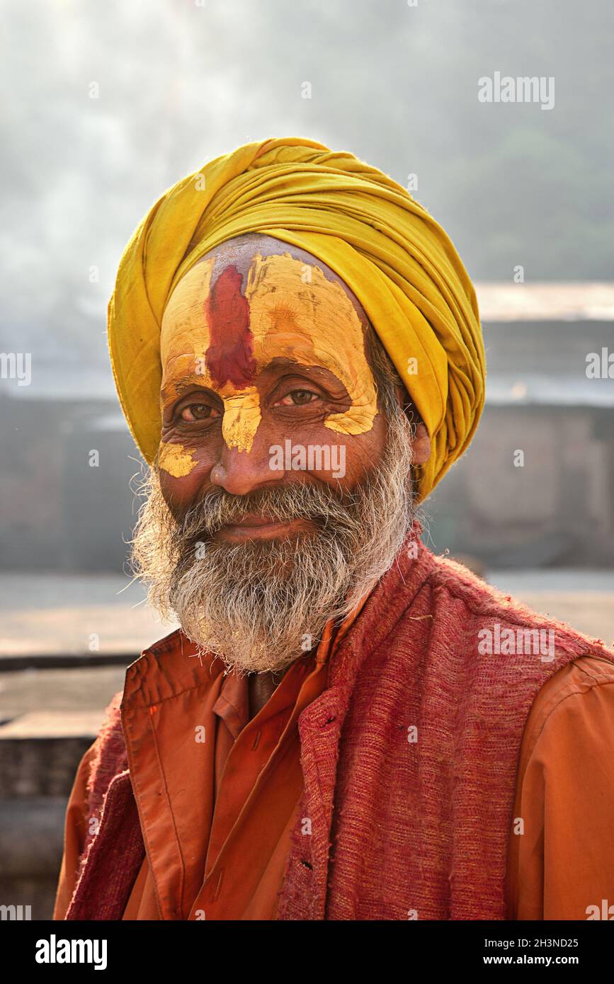 Katmandou, Népal - 10 avril 2016 : hommes hindous sadhu en vêtements de couleur safran dans l'ancien temple de Pashupatinath à Katmandou, Népal Banque D'Images