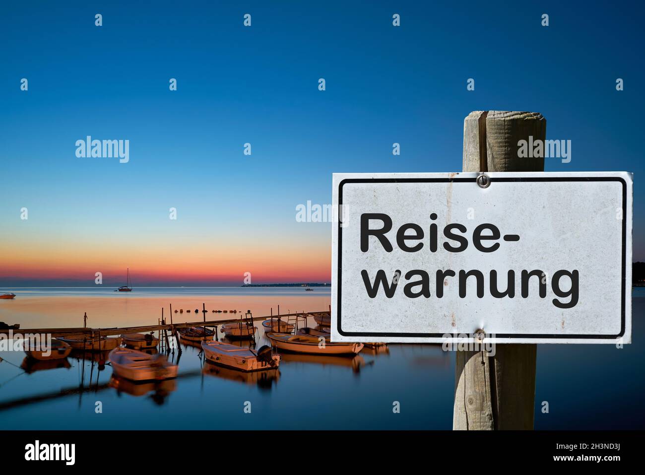 Panneau avec l'inscription Travel warning (Reisewarnung) dans un centre de vacances Banque D'Images