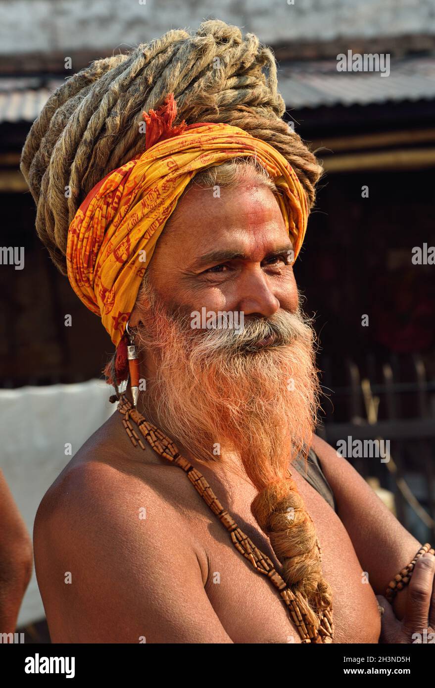 Katmandou, Népal - 10 avril 2016 : Portrait de l'homme Saint hindou sadhu en couleur safran traditionnelle à l'ancien temple de Pashupatinath à Katmandou, au Népal Banque D'Images