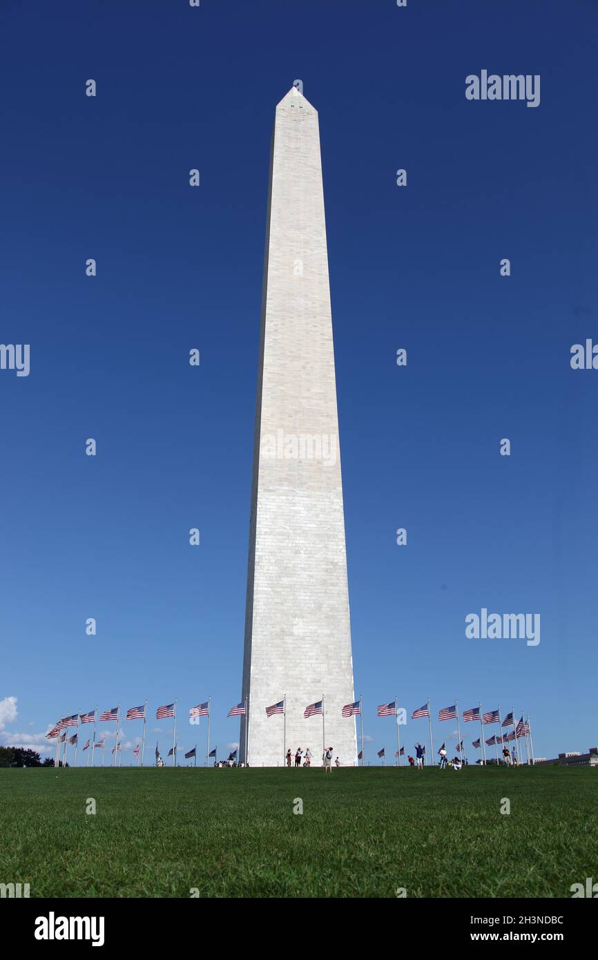 Washington Memorial montrant un cercle de drapeaux dans le ciel bleu Banque D'Images